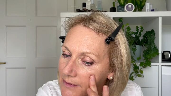 quick easy 5 minute makeup routine for women over 50, Applying a cream blush with fingers