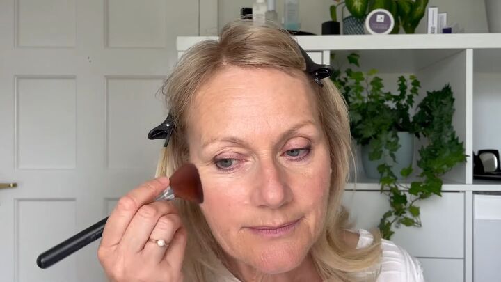 quick easy 5 minute makeup routine for women over 50, Blending blush with a brush