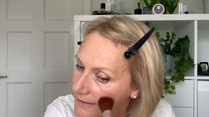 quick easy 5 minute makeup routine for women over 50, Applying bronzer over the blush