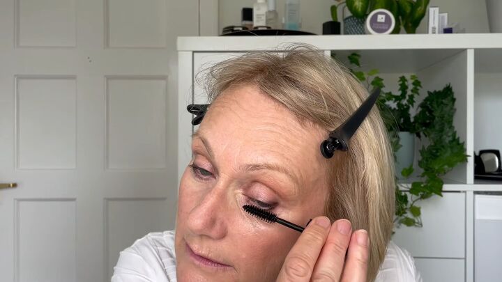 quick easy 5 minute makeup routine for women over 50, Applying mascara