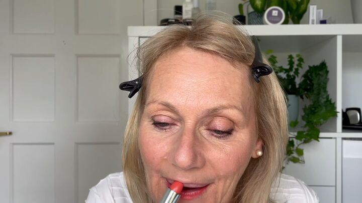 quick easy 5 minute makeup routine for women over 50, Applying lipstick