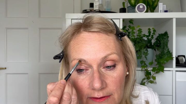 quick easy 5 minute makeup routine for women over 50, Filling in brows