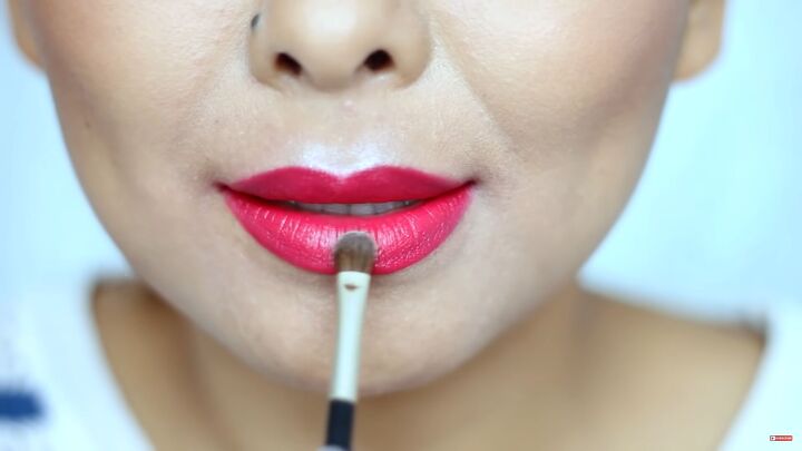 11 quick lipstick tips for beginners every makeup lover needs to know, Applying shimmer to the bottom lip