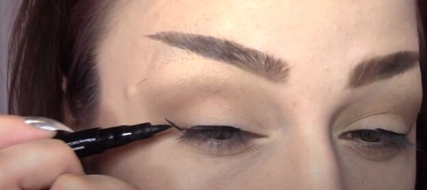 live long prosper with this easy spock costume eyebrow tutorial, Applying winged eyeliner to finish the look