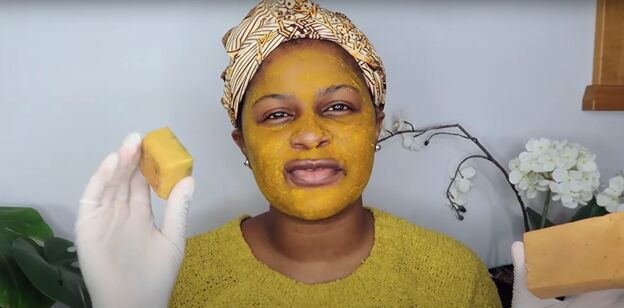 this easy turmeric lemon face mask clears up skin gives you a glow, Turmeric face mask DIY