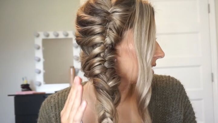 3 cute easy fall hairstyles to try with medium or long hair, Tying the end of a braid with a clear elastic