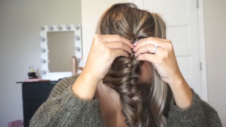 3 cute easy fall hairstyles to try with medium or long hair, Adding texture to the braid