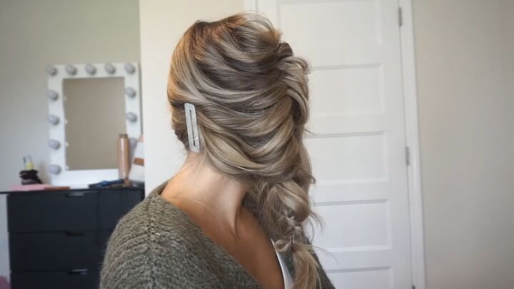 3 cute easy fall hairstyles to try with medium or long hair, Clipping hair in place at the back