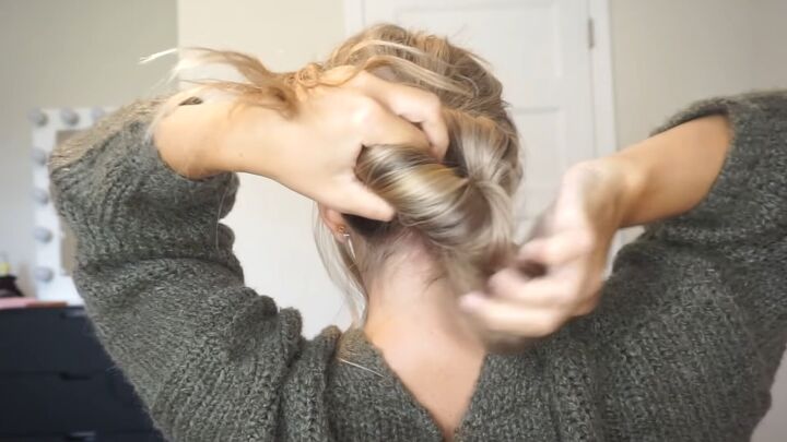 3 cute easy fall hairstyles to try with medium or long hair, Making a knot with the hair