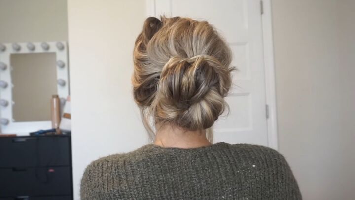 3 cute easy fall hairstyles to try with medium or long hair, A messy bun is an easy fall hairstyle
