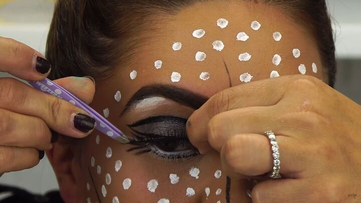 this cartoon pop art makeup look is so easy perfect for halloween, Applying false lashes