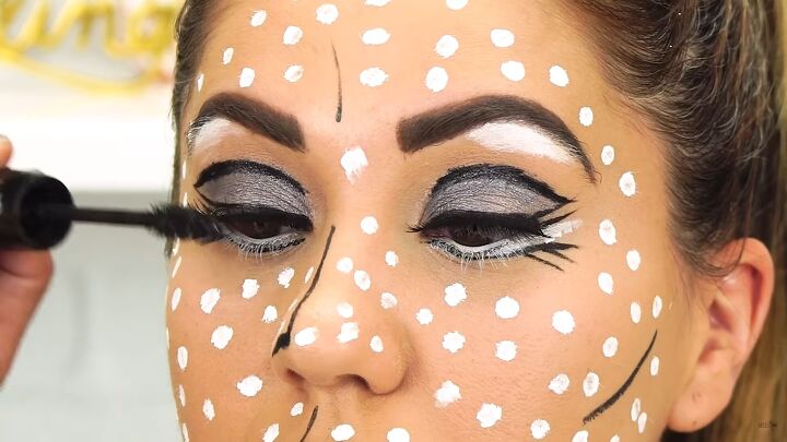 this cartoon pop art makeup look is so easy perfect for halloween, Applying mascara