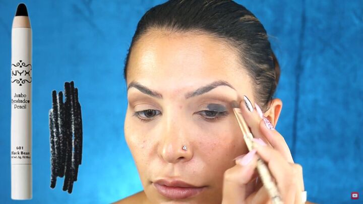 perfect the sultry eye look with this easy smokey eye palette tutorial, Applying blackeye pencil to eyelid