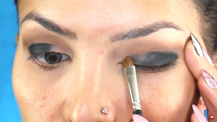 perfect the sultry eye look with this easy smokey eye palette tutorial, Blending the smokey eye