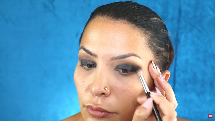 perfect the sultry eye look with this easy smokey eye palette tutorial, Buffing the transition shade into the crease