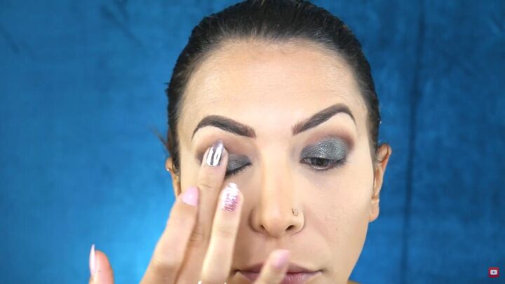 perfect the sultry eye look with this easy smokey eye palette tutorial, Applying shimmer to the eyelid with fingers
