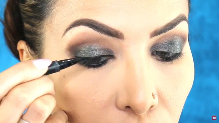 perfect the sultry eye look with this easy smokey eye palette tutorial, Lining the upper lid with liquid eyeliner