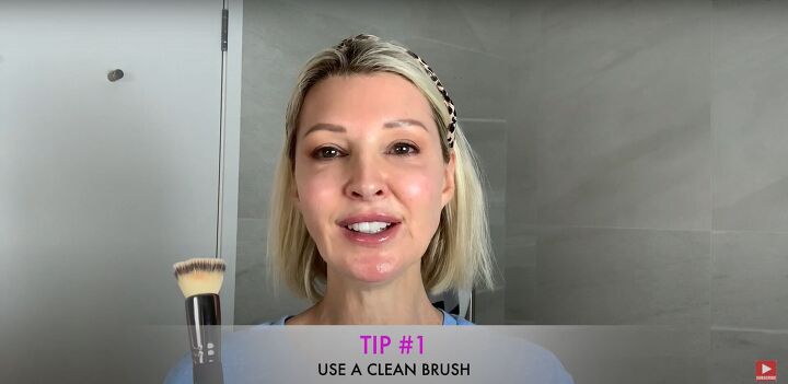 7 easy tips for applying the best foundation for large pores, Using a clean brush to apply foundation