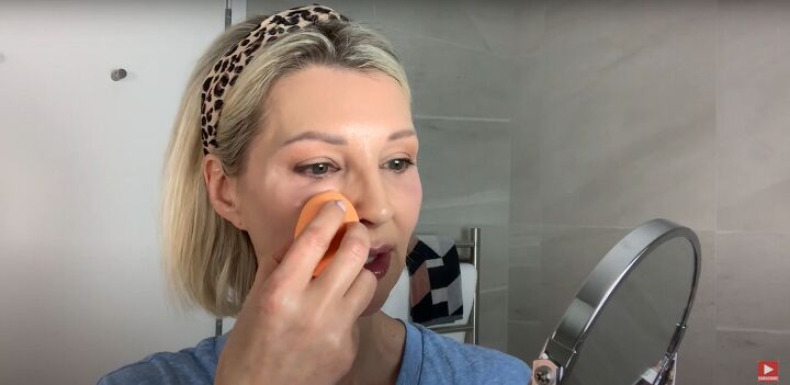 7 easy tips for applying the best foundation for large pores, Setting makeup with a loose powder
