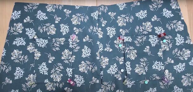how to sew a half apron with pockets in 9 simple steps, Pinning the pockets in place ready to sew