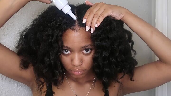 5 lazy natural hairstyles for stretched hair you can do in 5 minutes, Applying oil to hair