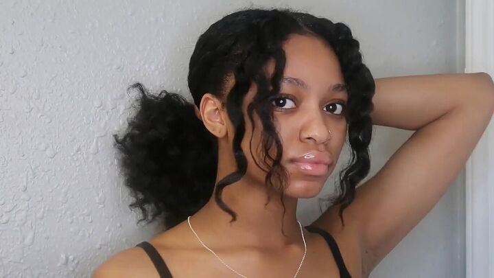5 lazy natural hairstyles for stretched hair you can do in 5 minutes, Taking curls from the front to frame the face