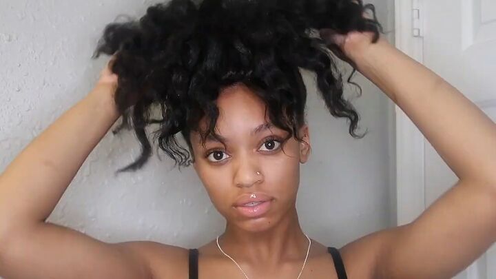 5 lazy natural hairstyles for stretched hair you can do in 5 minutes, Pulling hair into a high ponytail