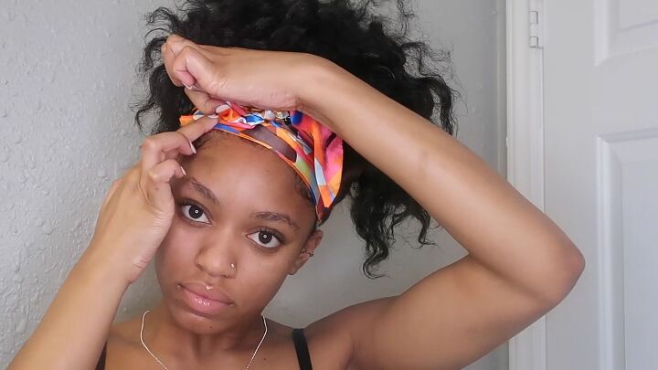 5 lazy natural hairstyles for stretched hair you can do in 5 minutes, Tying the colorful hair scarf at the front