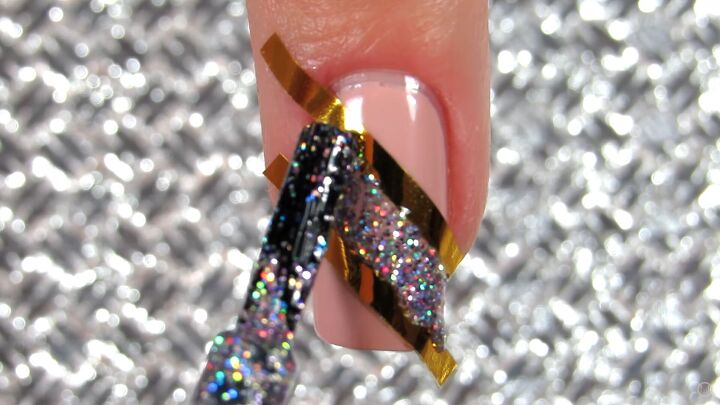 10 easy peasy nail art designs for beginners step by step tutorial, Applying holo nail polish to the center