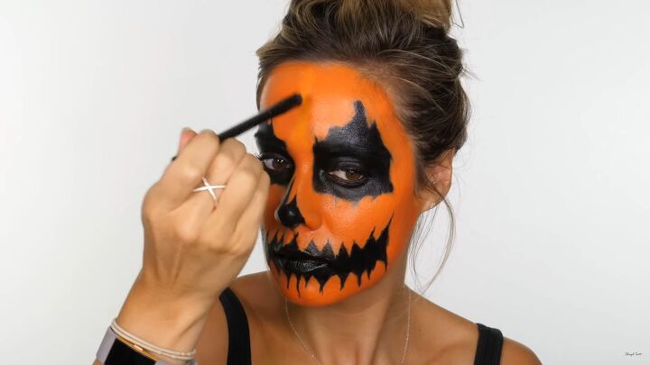how to do creepy pumpkin makeup for halloween using cheap face paint, Creating 3D effects with the pumpkin makeup