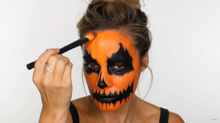 how to do creepy pumpkin makeup for halloween using cheap face paint, Softening lines with a brush