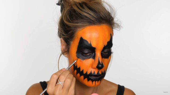 how to do creepy pumpkin makeup for halloween using cheap face paint, Creating shadows in the pumpkin makeup