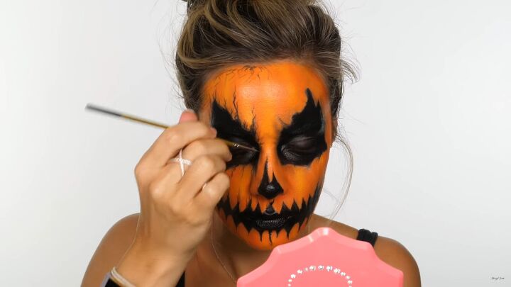 how to do creepy pumpkin makeup for halloween using cheap face paint, Spooky pumpkin makeup ideas