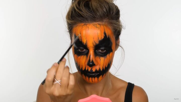 how to do creepy pumpkin makeup for halloween using cheap face paint, How to make pumpkin makeup look creepy