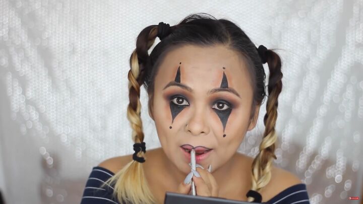5 last minute diy easy halloween costumes you can do with makeup, Lining lips with a dark purple color