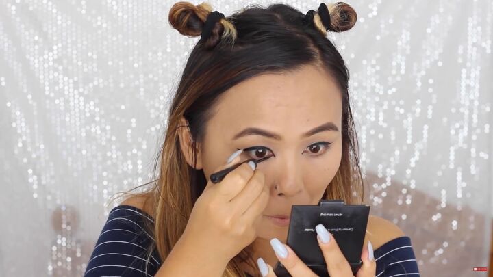 5 last minute diy easy halloween costumes you can do with makeup, Lining eyes with black eyeliner