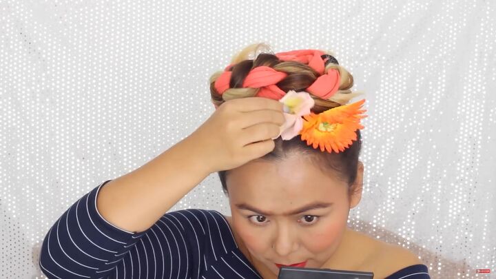 5 last minute diy easy halloween costumes you can do with makeup, Adding flowers into the hairstyle