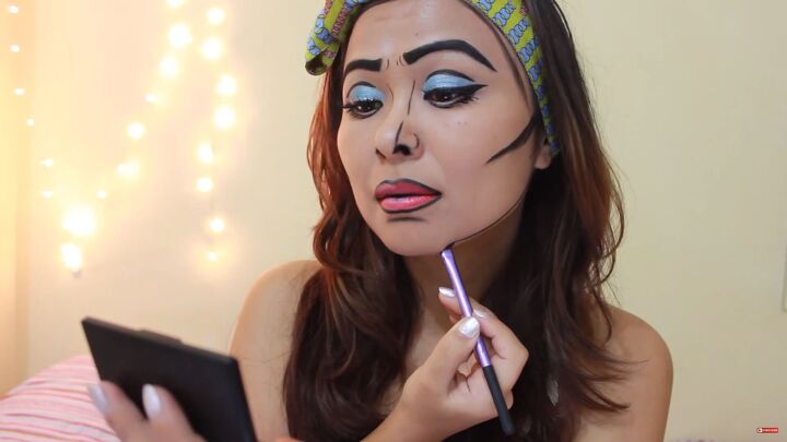 how to easily do fun female pop art makeup with your regular makeup, Drawing a black line along the jawline
