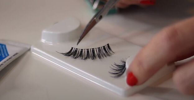 5 must read tips on how to apply false lashes for beginners, How to trim false lashes