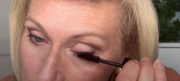 how to do a pretty soft autumn makeup look for mature women, Applying mascara to the lashes