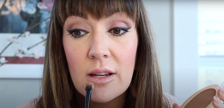 how to do jennifer lopez makeup 2 expert tricks for fuller lips, Applying contour below the lower lip