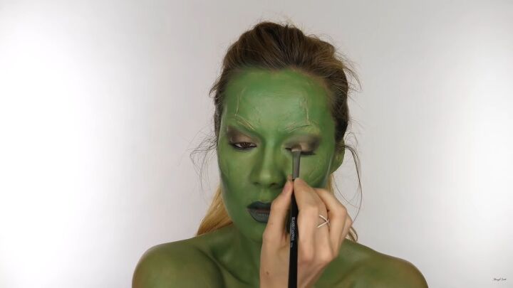 how to do perfect guardians of the galaxy gamora face makeup, Applying rosy gold eyeshadow to centers