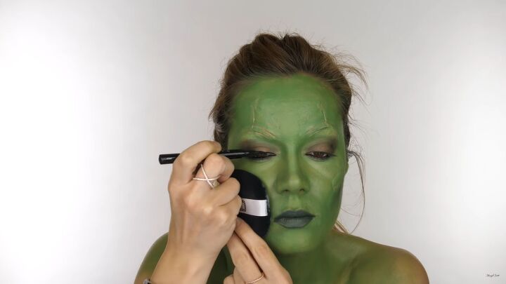 how to do perfect guardians of the galaxy gamora face makeup, Applying eyeliner to the top lids