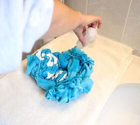3 easy no sew diy clothing projects for refashioning old clothes, Squeezing bleach onto the blue shirt
