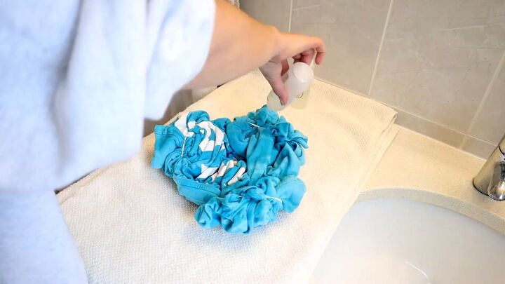 3 easy no sew diy clothing projects for refashioning old clothes, Squeezing bleach onto the blue shirt