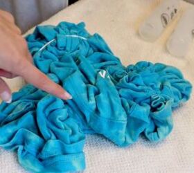3 easy no sew diy clothing projects for refashioning old clothes, Watching the blue shirt change color