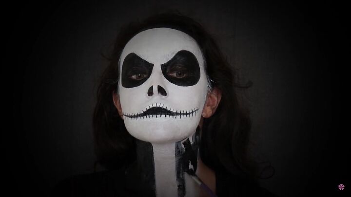 how to do perfect jack skellington face makeup for halloween, Creating the Jack Skellington neck