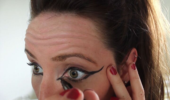 2 super easy halloween costumes you can make in 10 minutes, Cat eyeliner for Halloween