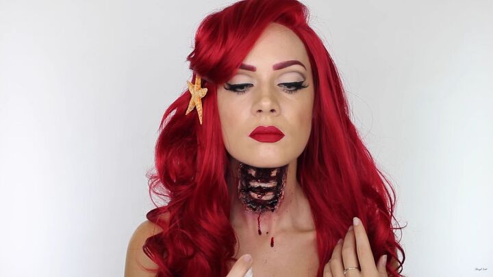 this gory ariel little mermaid makeup look is perfect for halloween, Creating blood splatters around the wound