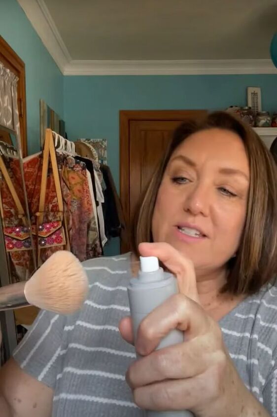 8 expert tips you need to know for setting cream makeup, Applying setting spray to a makeup brush